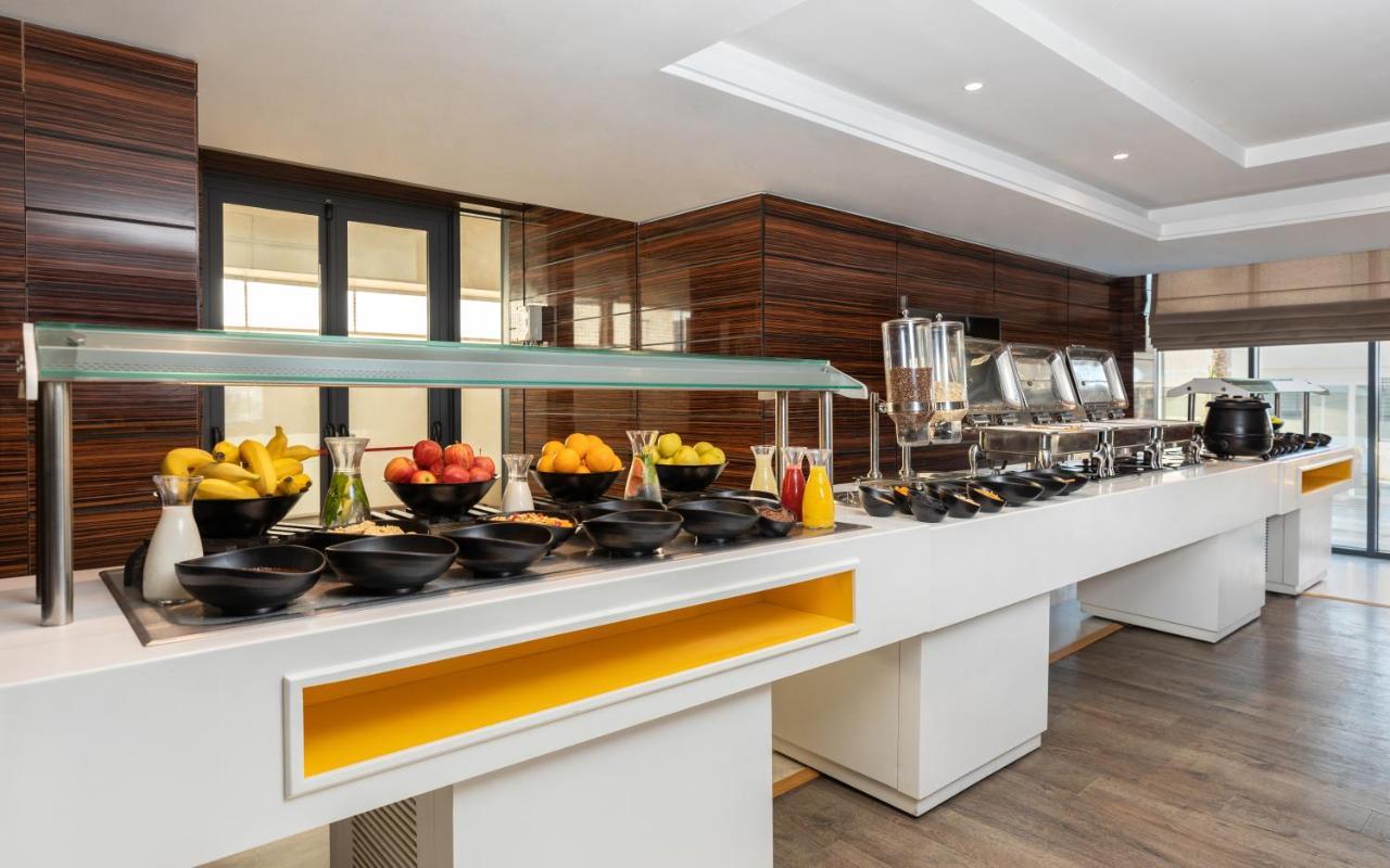 Radisson Hotel Sfax Exteriér fotografie A buffet at a hotel