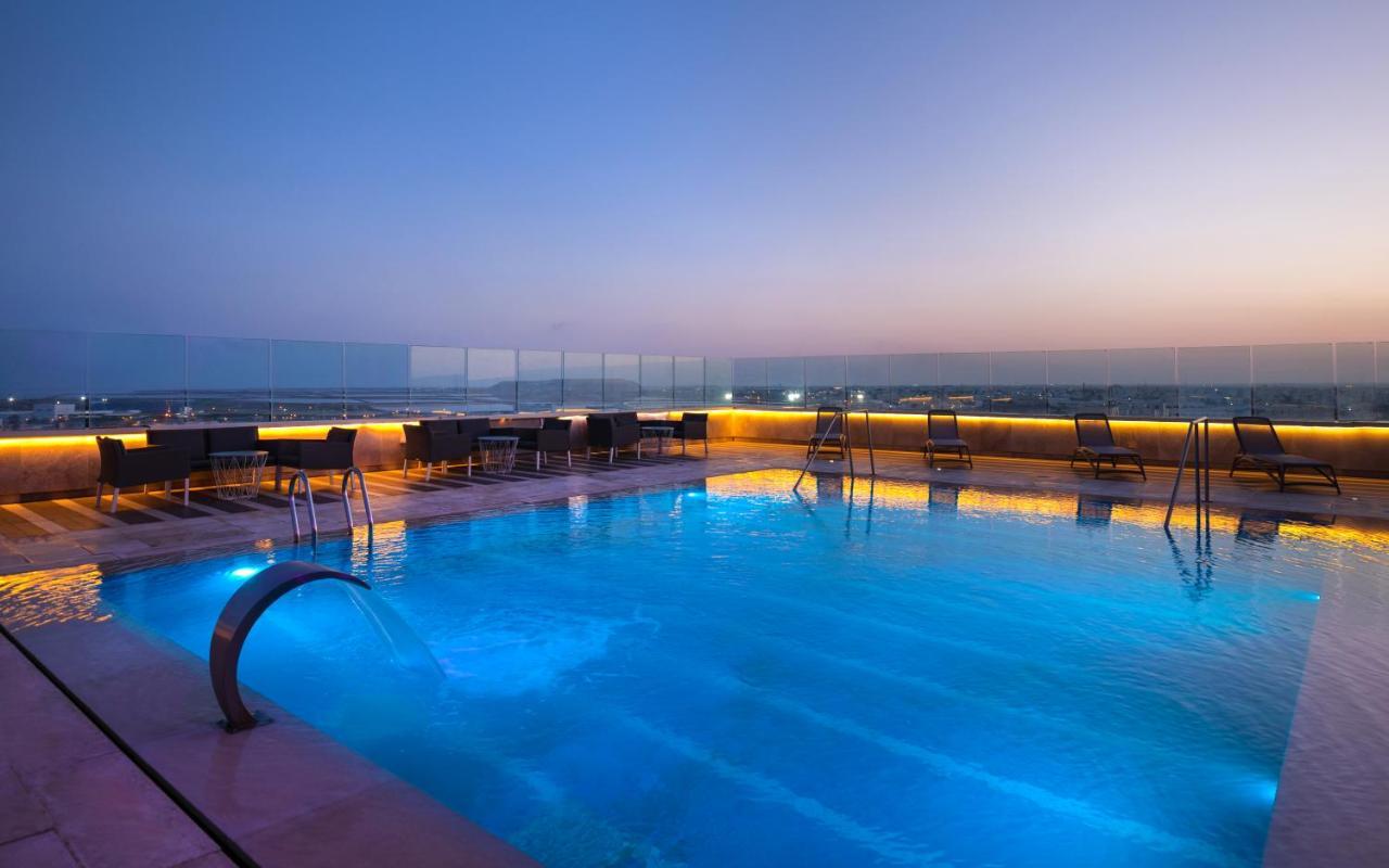 Radisson Hotel Sfax Exteriér fotografie The pool at the rooftop bar