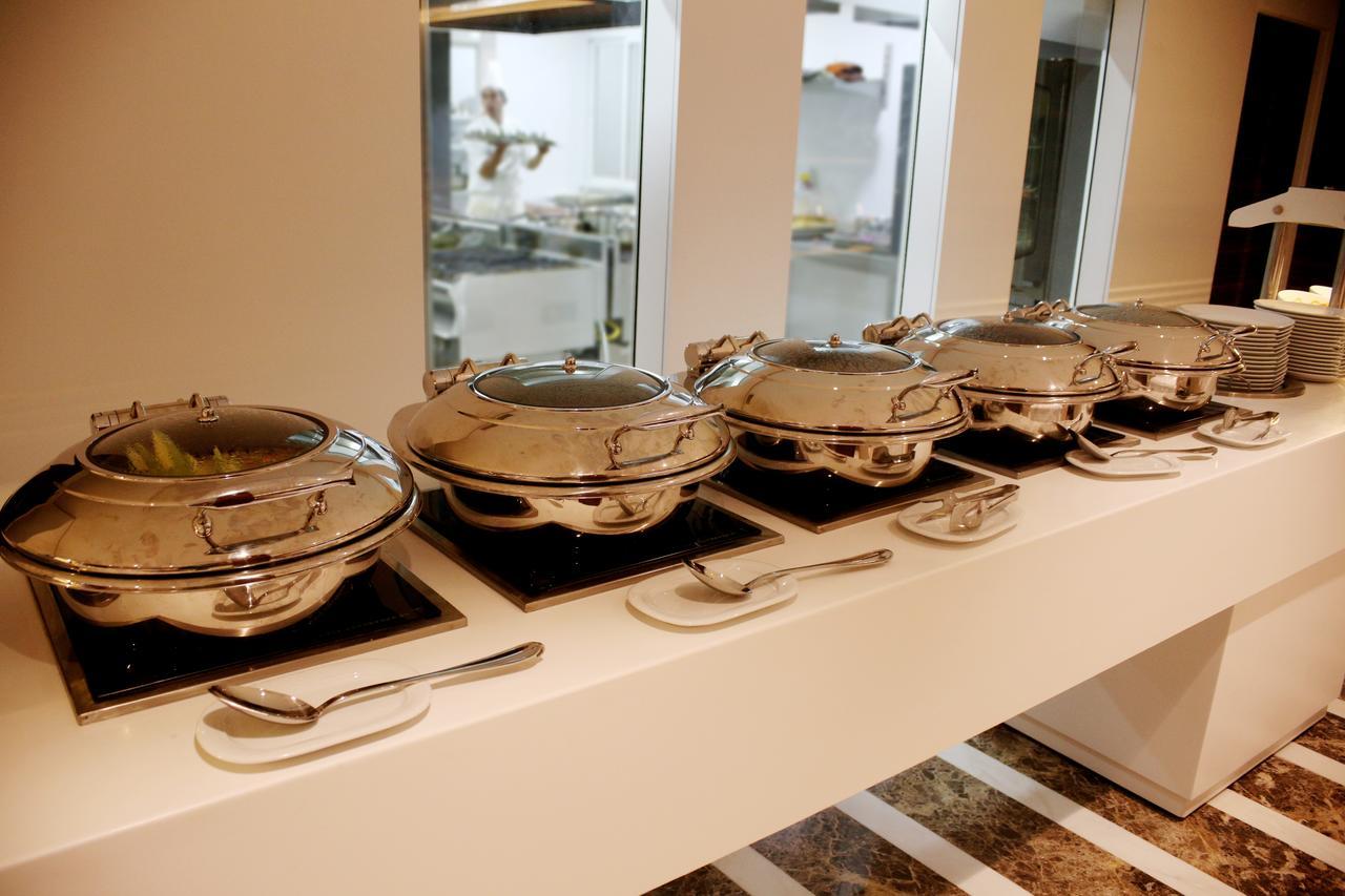 Radisson Hotel Sfax Exteriér fotografie A row of chafing dishes