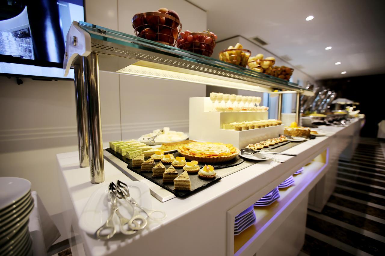 Radisson Hotel Sfax Exteriér fotografie A buffet at a hotel