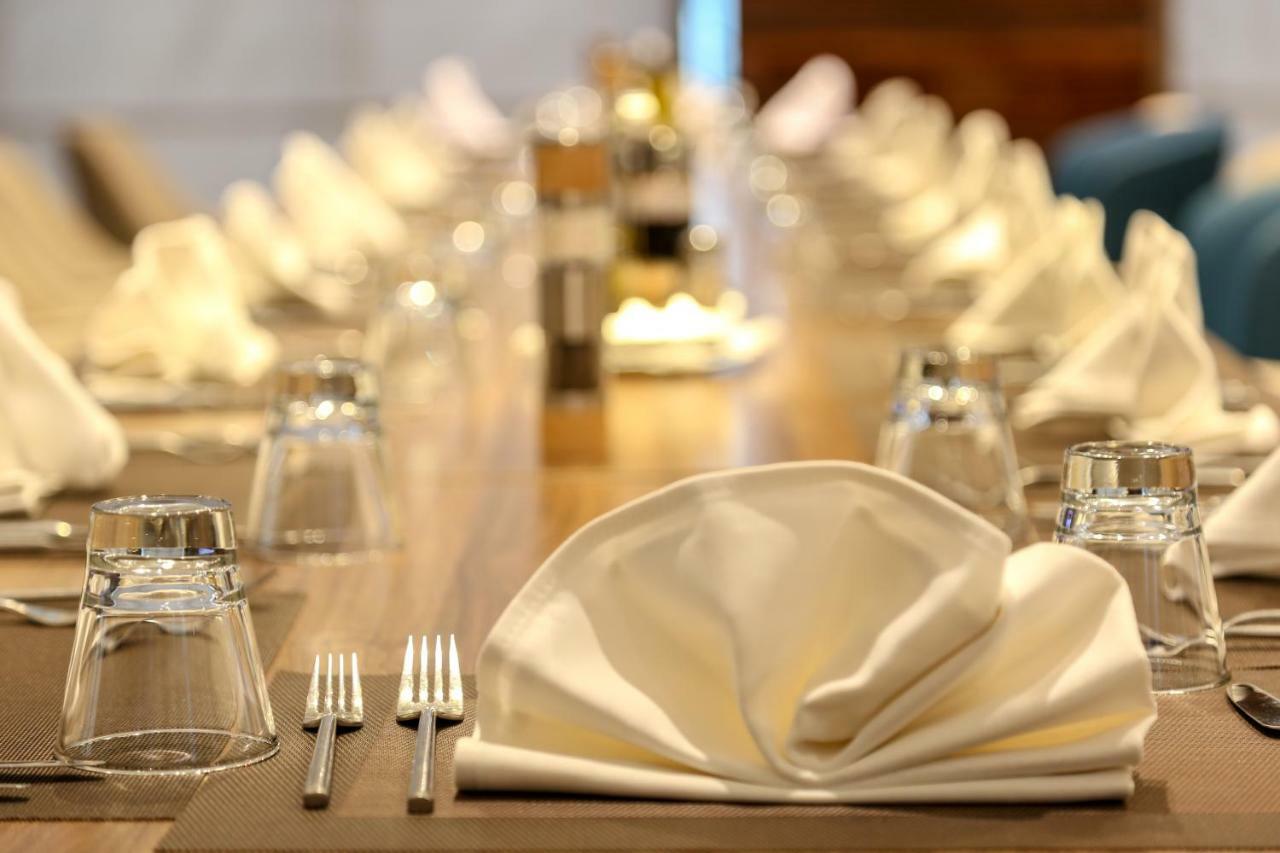 Radisson Hotel Sfax Exteriér fotografie A table set for fine dining